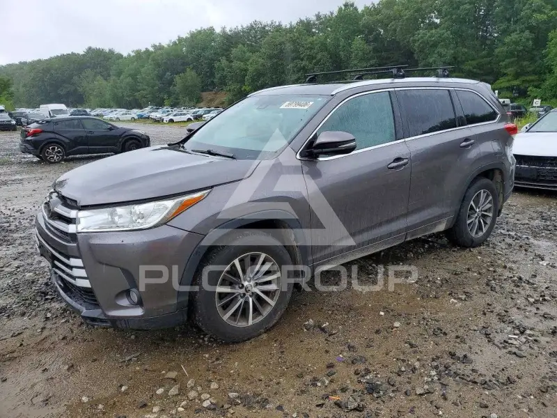 2017 Toyota Highlander photo