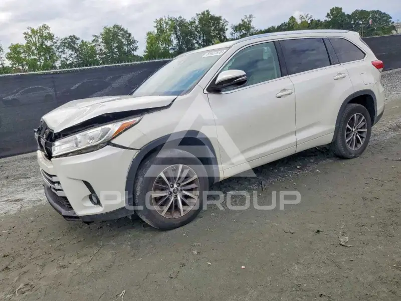 2017 Toyota Highlander photo