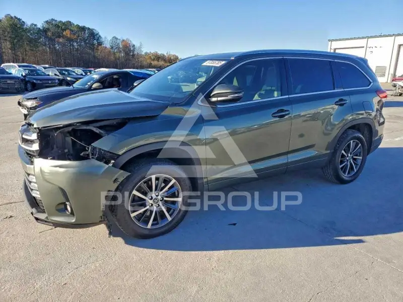 2017 Toyota Highlander photo