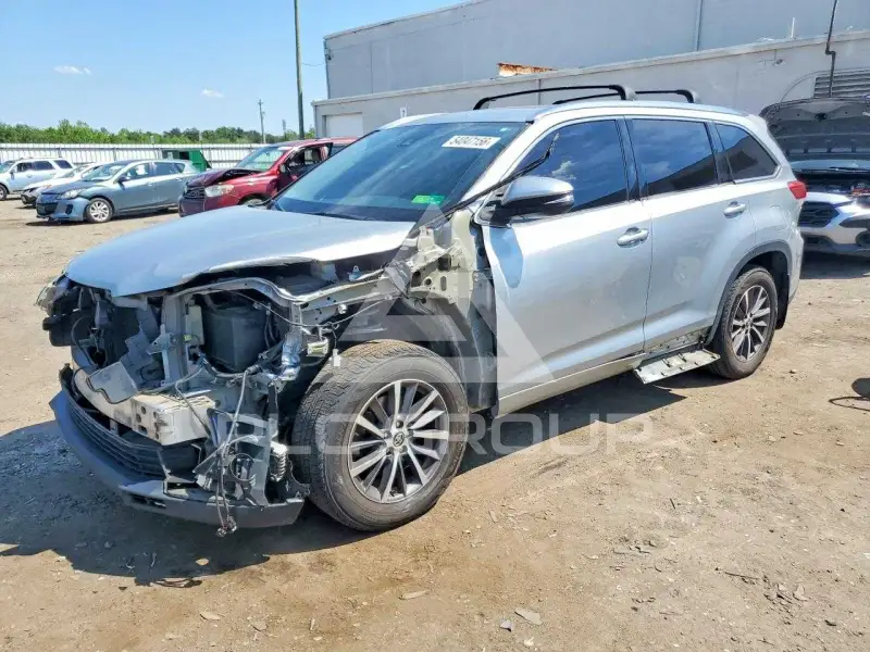 2017 Toyota Highlander photo
