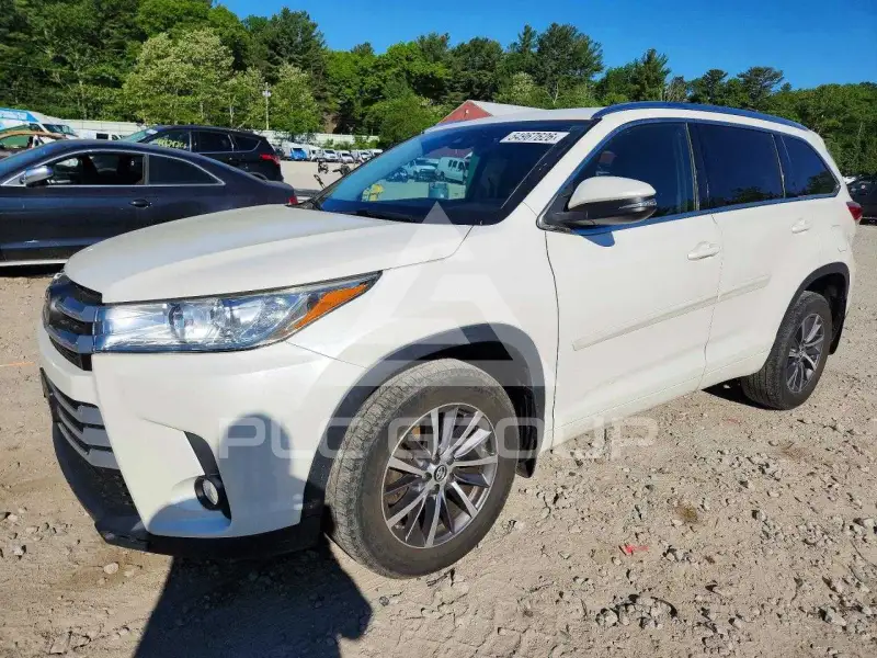 2017 Toyota Highlander photo