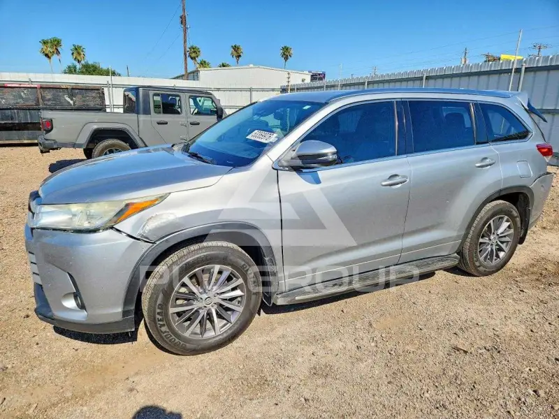 2017 Toyota Highlander photo