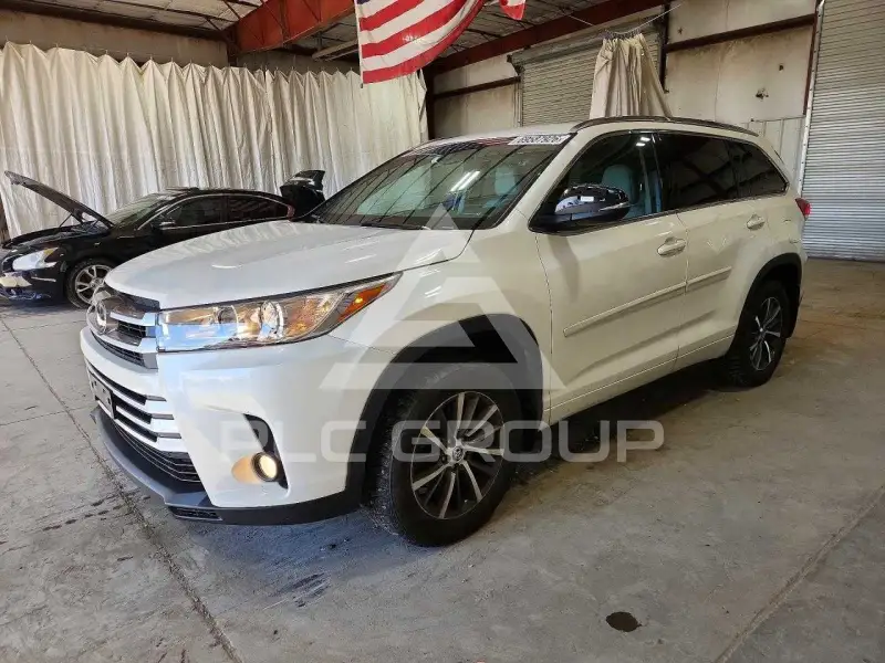 2017 Toyota Highlander photo