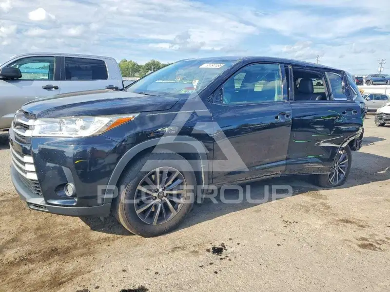 2017 Toyota Highlander photo