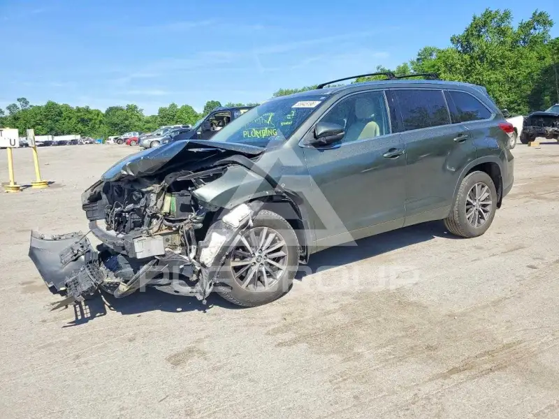 2017 Toyota Highlander photo
