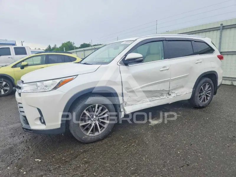 2017 Toyota Highlander photo