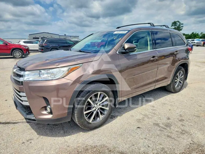 2017 Toyota Highlander photo