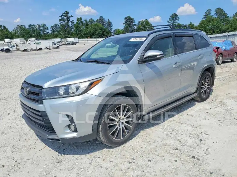 2017 Toyota Highlander photo