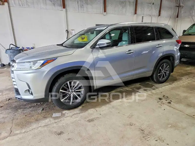 2017 Toyota Highlander photo