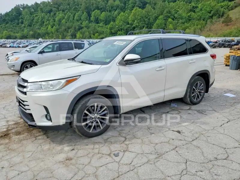 2017 Toyota Highlander photo