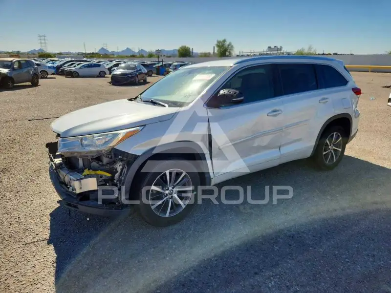 2017 Toyota Highlander photo