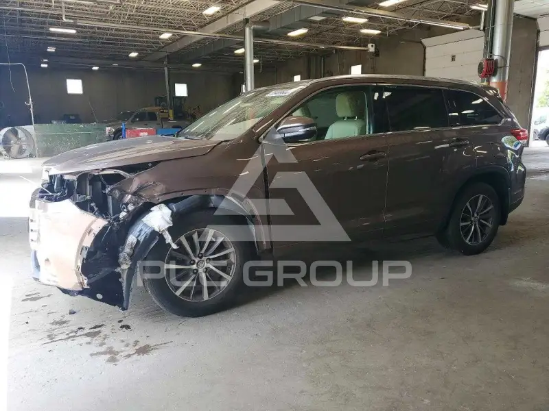 2017 Toyota Highlander photo