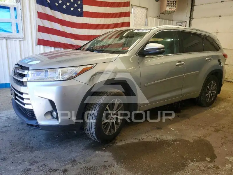 2017 Toyota Highlander photo