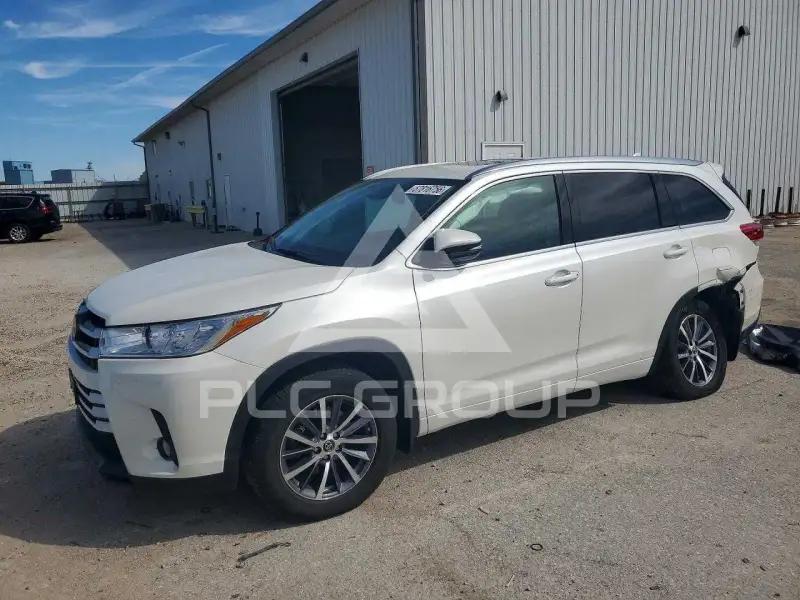 2017 Toyota Highlander photo