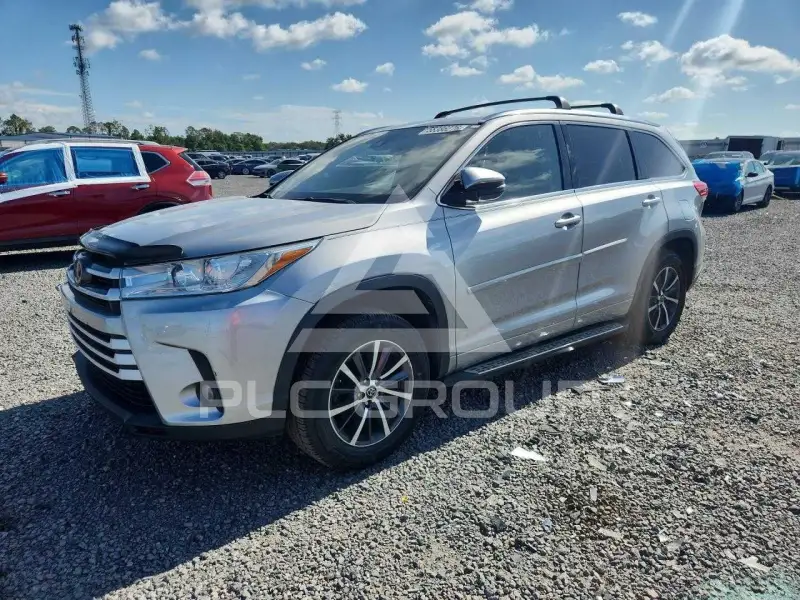 2017 Toyota Highlander photo