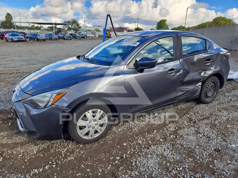 2017 Toyota YARIS фото