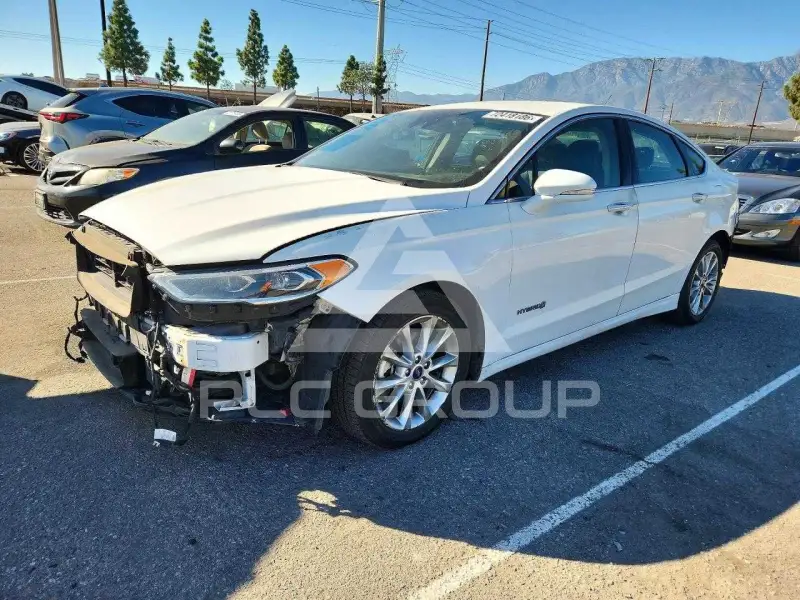 2017 Ford FUSION фото