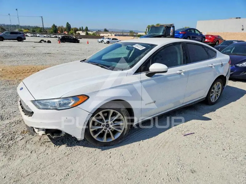 2017 Ford FUSION фото