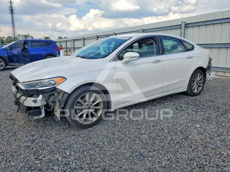 2017 Ford FUSION фото