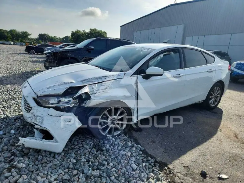 2017 Ford FUSION фото