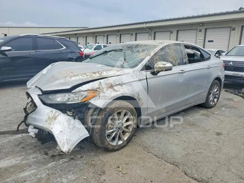 2017 Ford FUSION фото