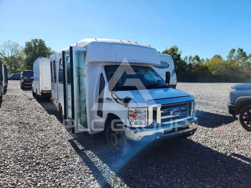 2017 Ford E-350 фото