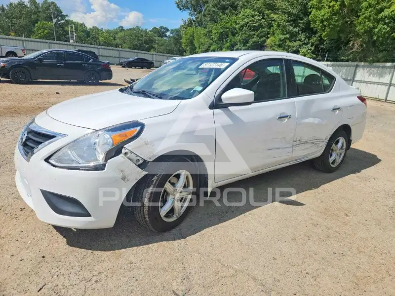 2018 Nissan VERSA фото