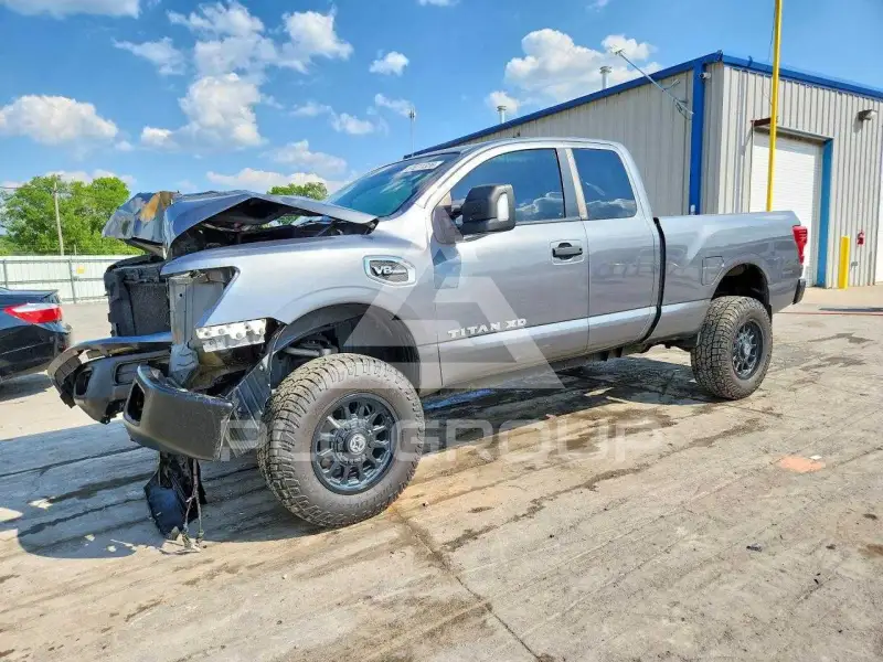 2018 Nissan TITAN фото
