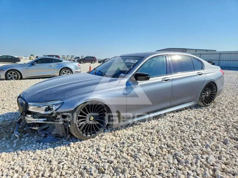 2018 BMW 750 фото