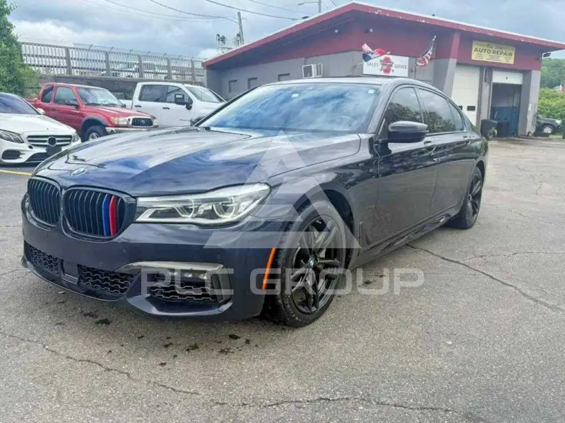 2018 BMW 750 фото