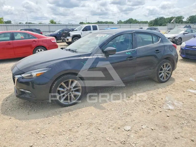 2018 Mazda 3 photo