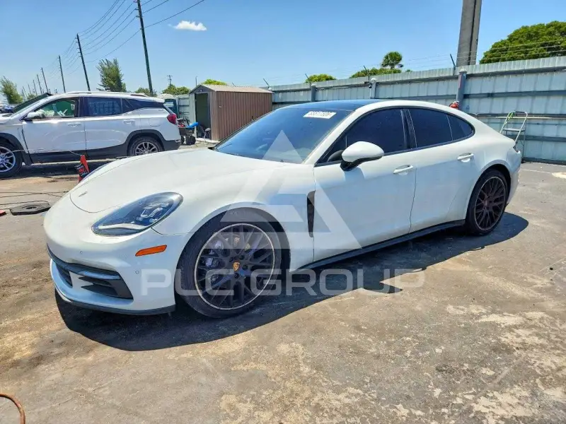 2018 Porsche Panamera photo