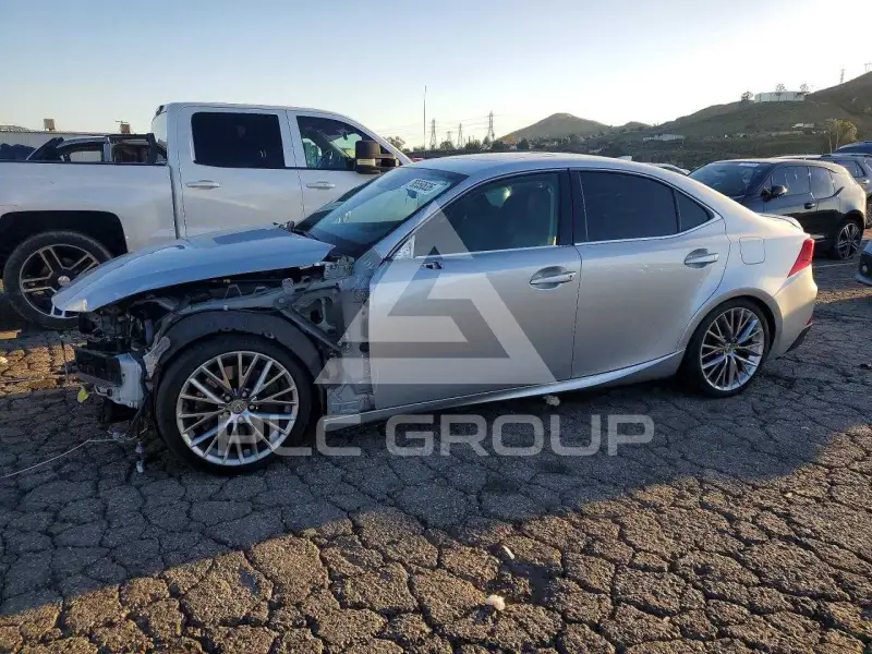 2018 Lexus IS photo