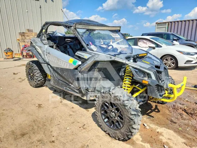 2018 Can-AM Sidebyside фото