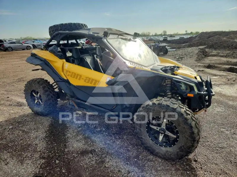 2018 Can-AM Sidebyside фото