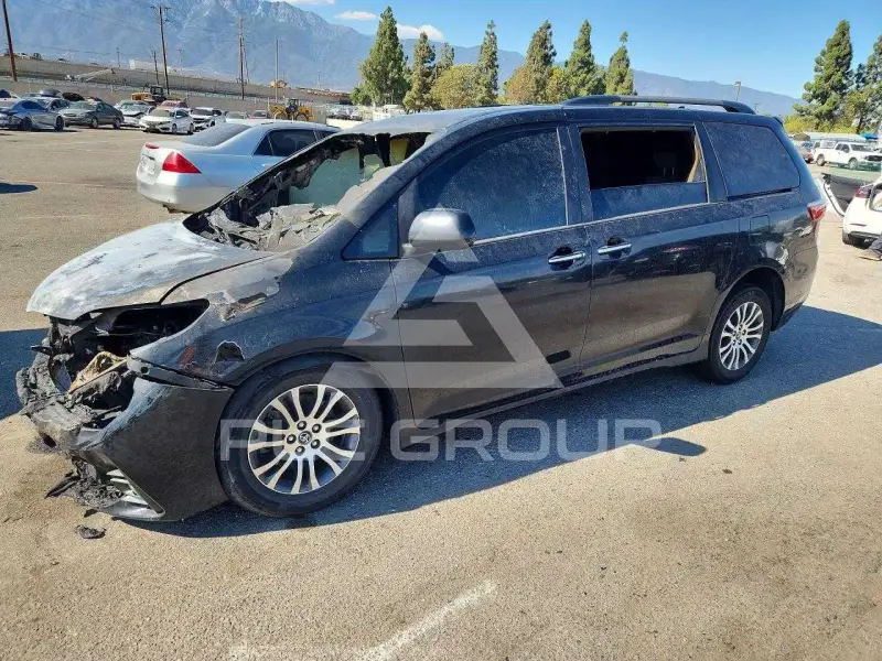 2018 Toyota SIENNA photo