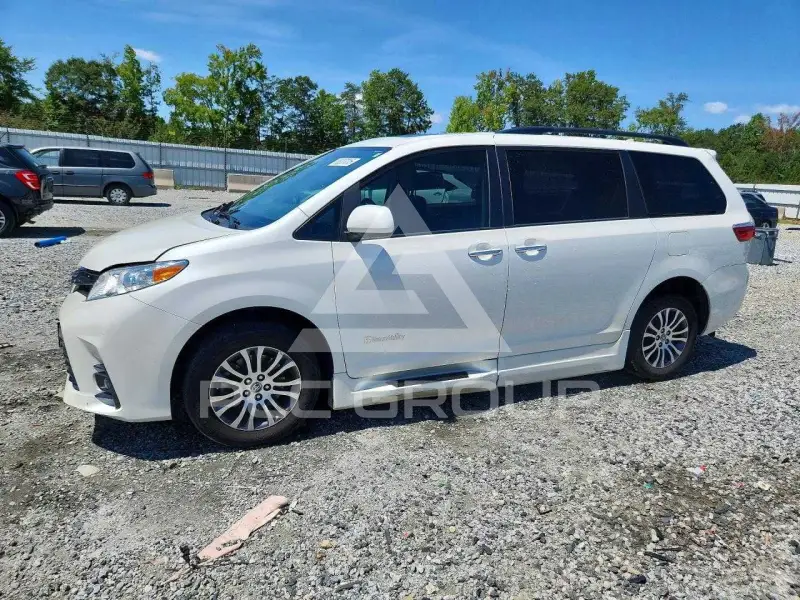 2018 Toyota SIENNA photo