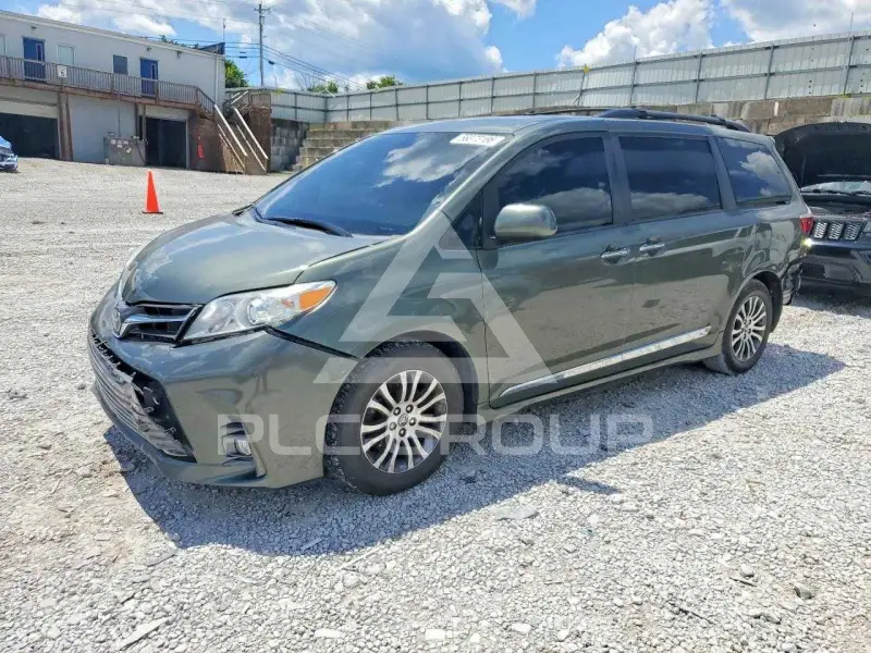 2018 Toyota SIENNA photo