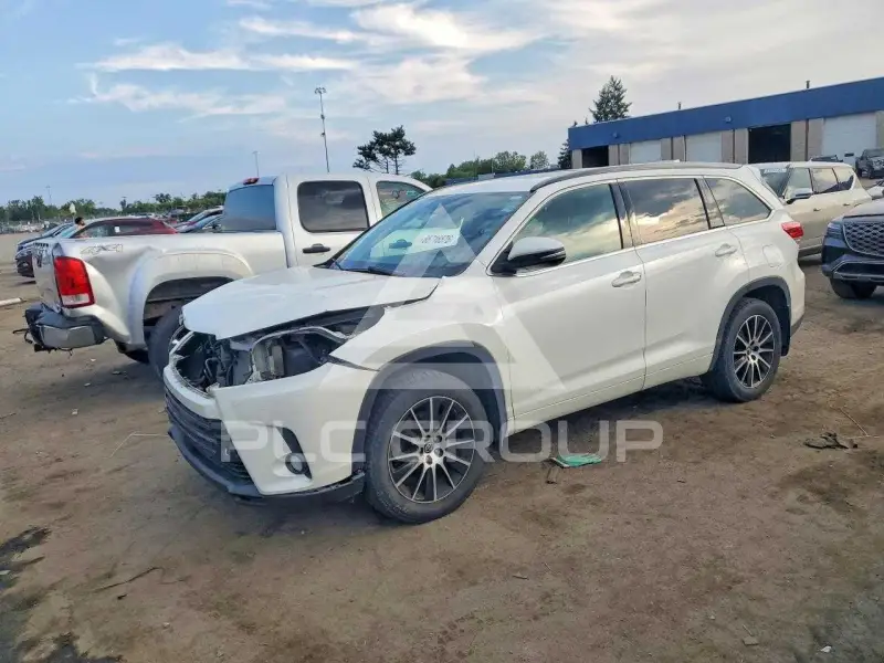 2018 Toyota Highlander photo