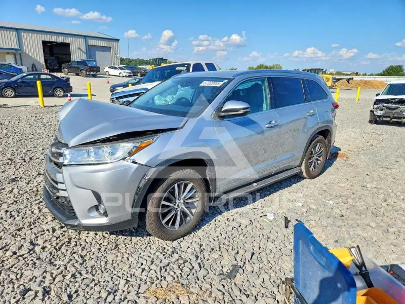 2018 Toyota Highlander photo