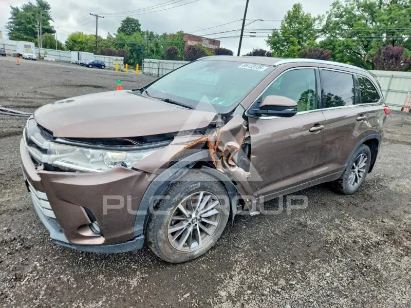 2018 Toyota Highlander photo