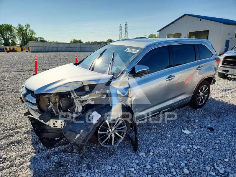 2018 Toyota Highlander photo