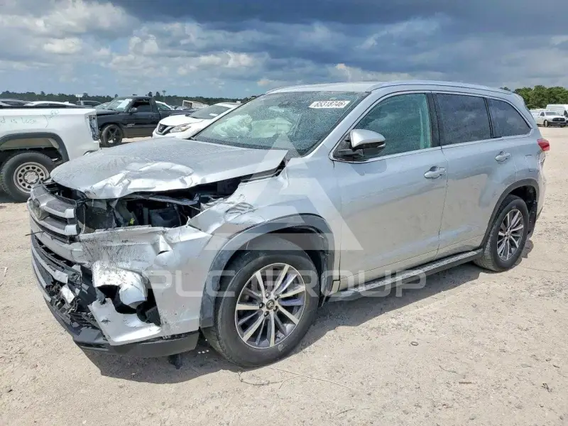 2018 Toyota Highlander photo