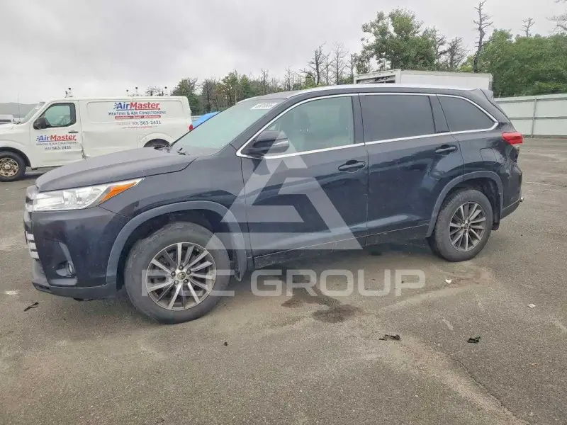2018 Toyota Highlander photo