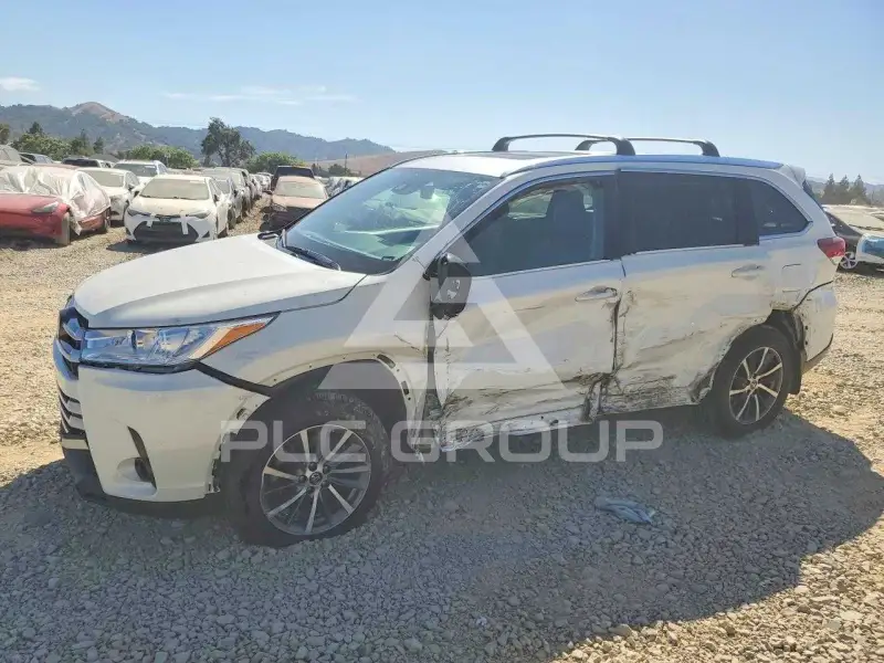 2018 Toyota Highlander photo
