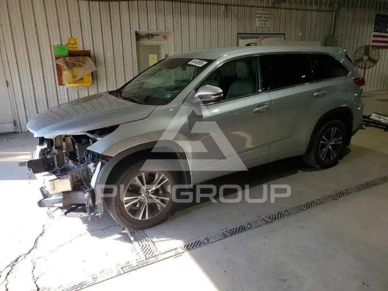 2018 Toyota Highlander photo