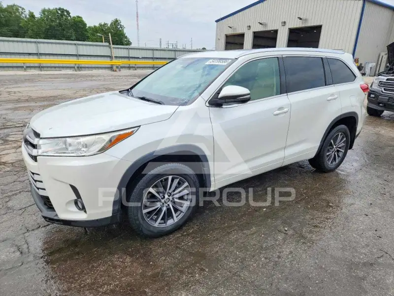 2018 Toyota Highlander photo