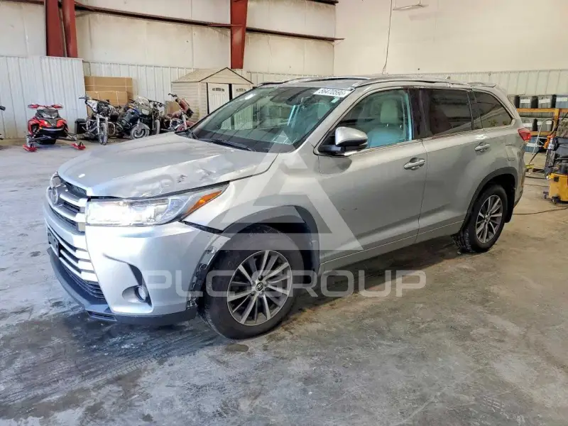 2018 Toyota Highlander photo
