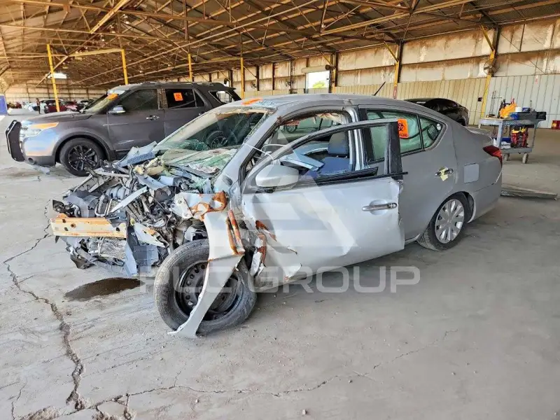 2019 Nissan VERSA фото