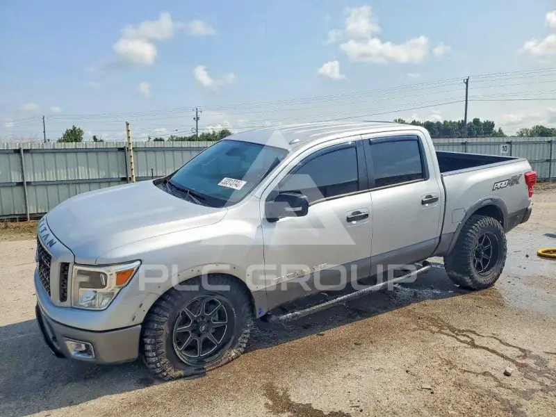 2019 Nissan TITAN photo